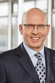 Ein Portrait einer Person, auf dem nur die Umrisse zu sehen sind, weil das Bild fehlt. Ein Platzhalter für das kommende Portrait.
