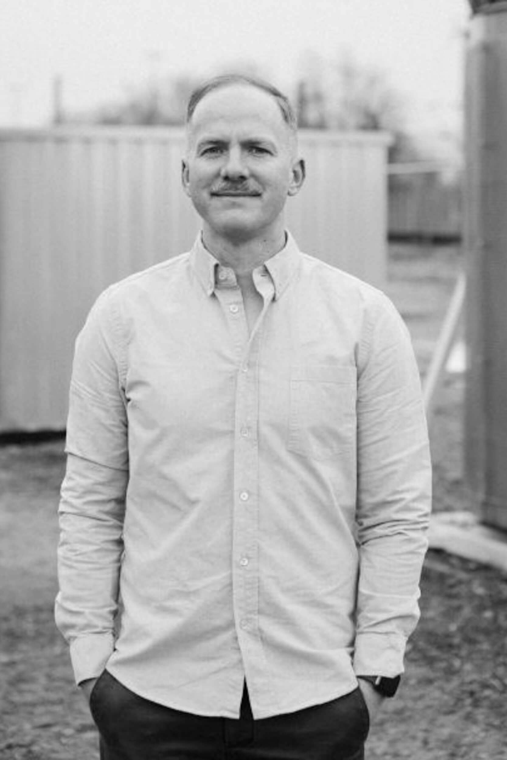 Ein Portrait einer Person, auf dem nur die Umrisse zu sehen sind, weil das Bild fehlt. Ein Platzhalter für das kommende Portrait.